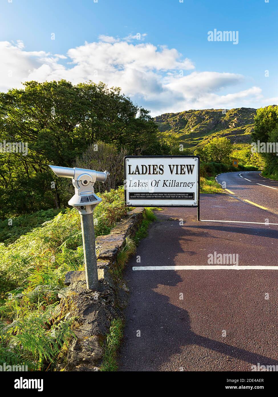 Punto di osservazione con telescopio e segno Ladies View, laghi di Killarney, Ring of Kerry strada costiera, Iveragh penisola, Irlanda Foto Stock