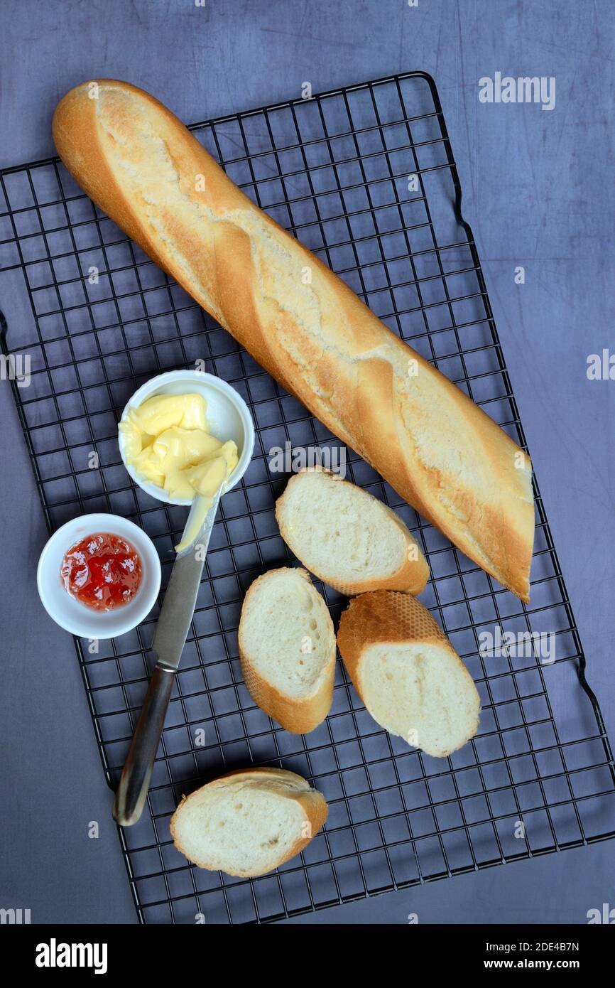 Baguette, fette di baguette, burro e marmellata, Germania Foto Stock