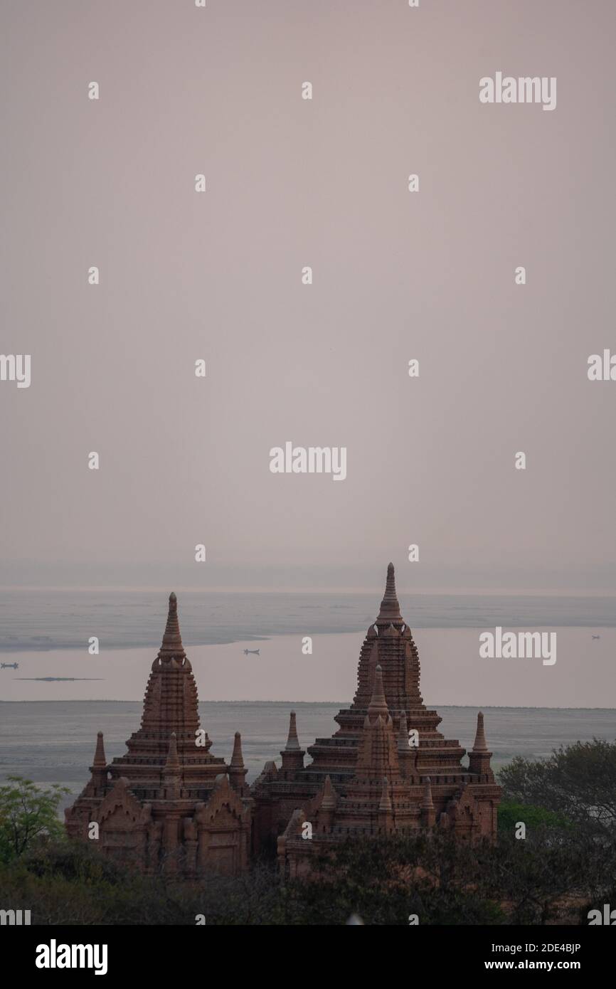 Due templi identici vicino al fiume Irrawaddy, Bagan, Myanmar Foto Stock