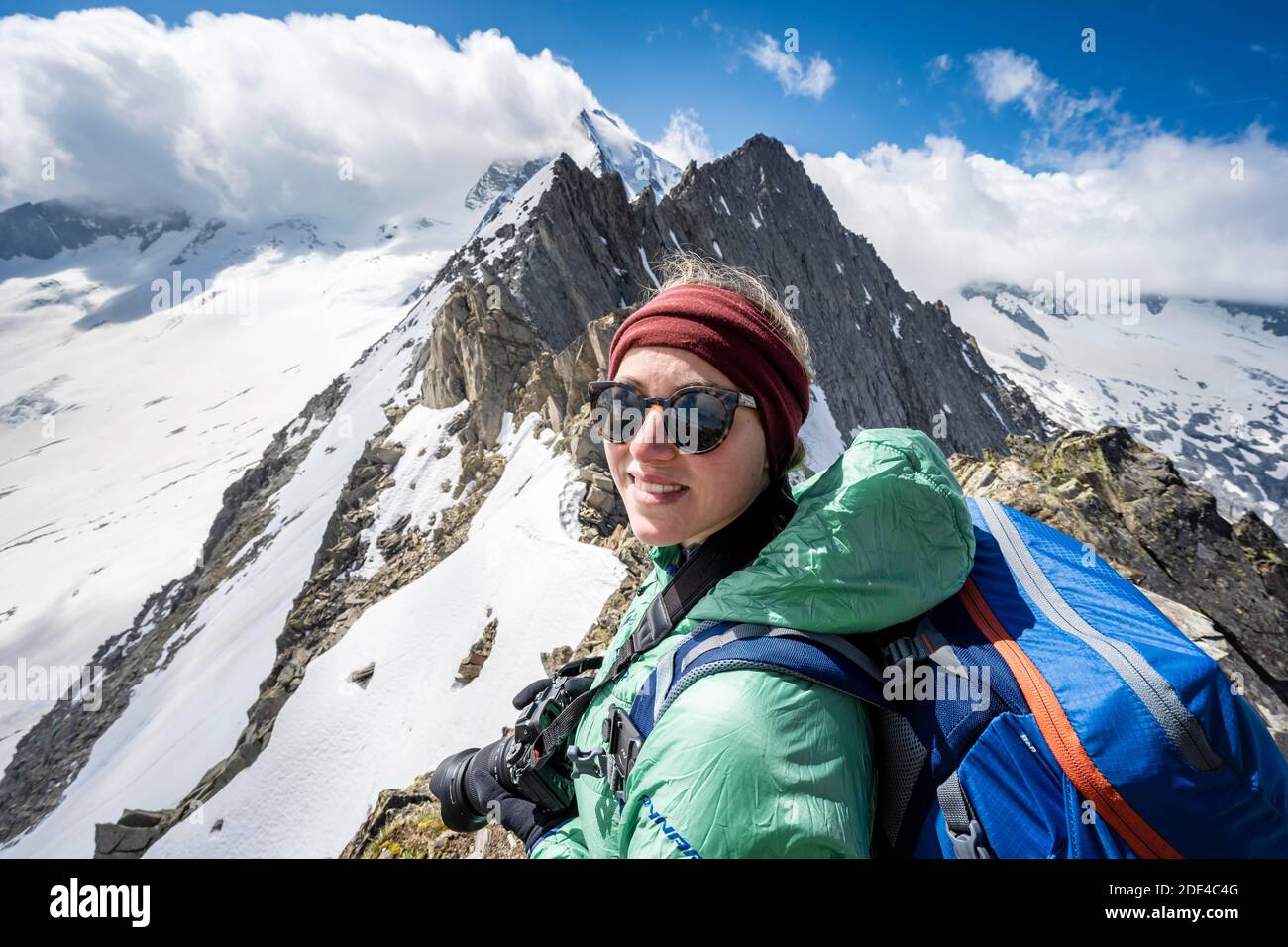 Escursioni sul Corno di Schoenbichler, ritratto, Furtschaglspitze e Grosser Moeseler, ghiacciaio Waxeggkees, Berliner Hoehenweg, Alpi Zillertal, Zillertal Foto Stock