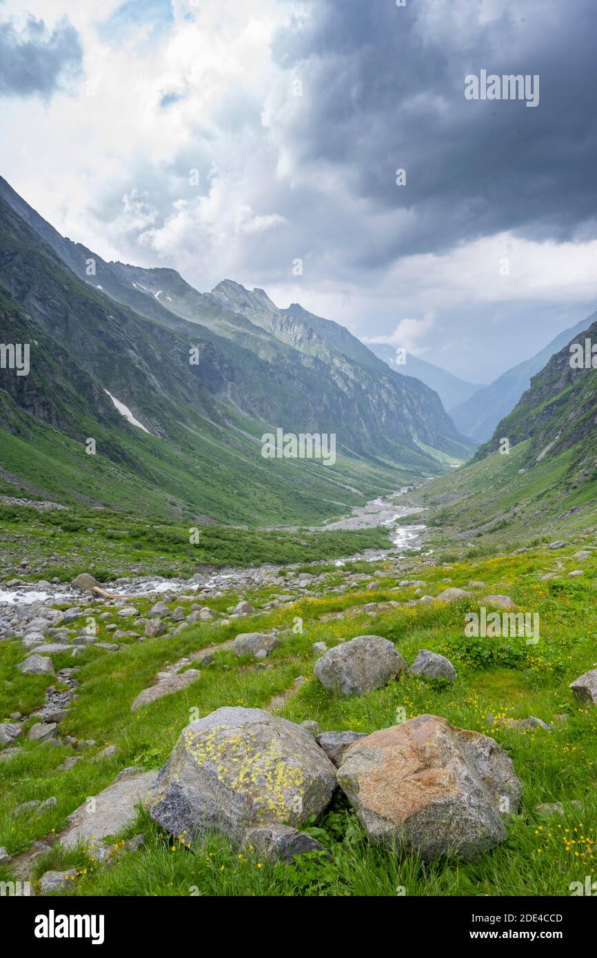 Bergtal, Floitengrund con Floitenbach, Berliner Hoehenweg, Alpi Zillertaler, Zillertal, Tirolo, Austria Foto Stock