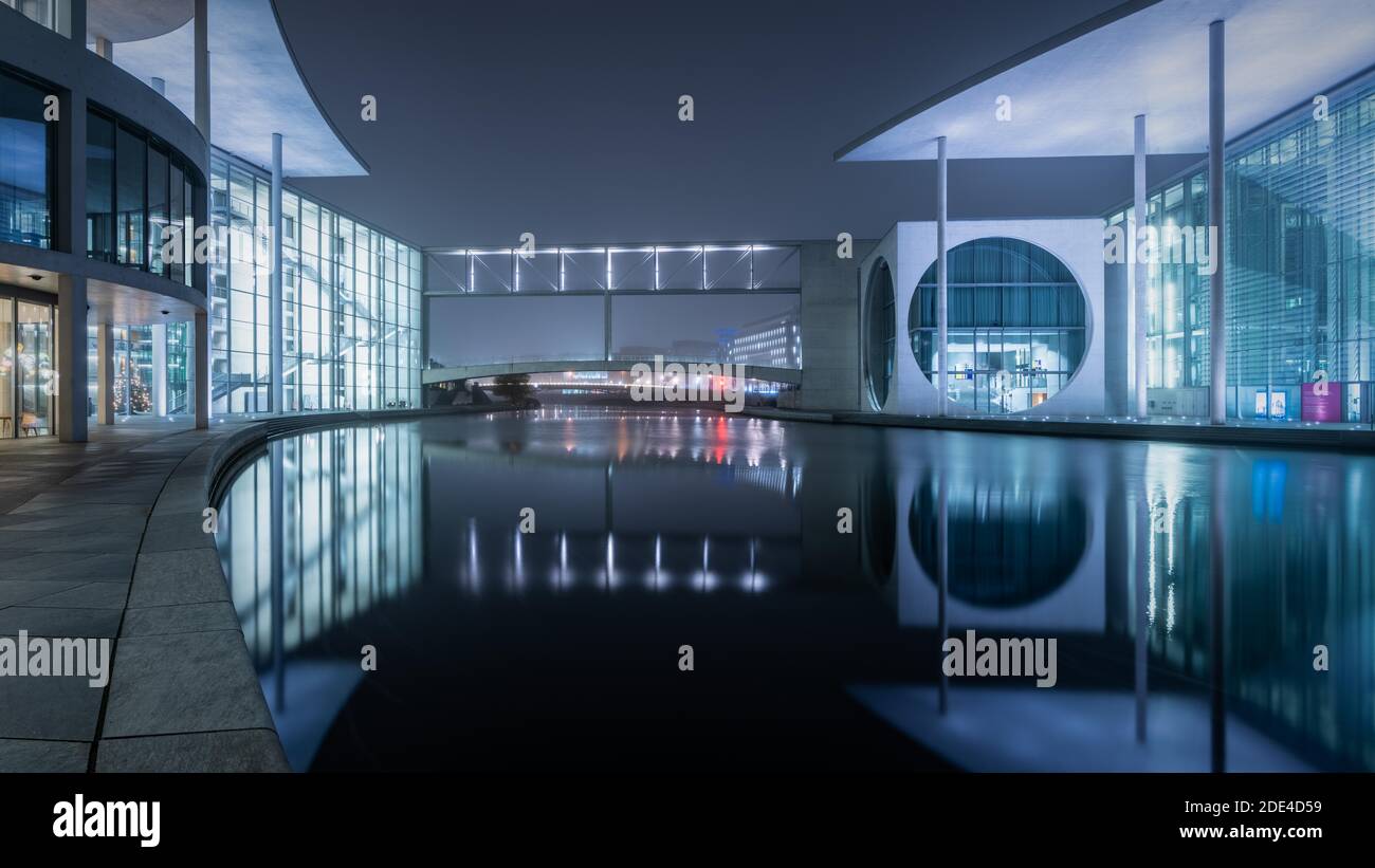 Quartiere governativo notturno con edificio del parlamento sulla Sprea, Berlino, Germania Foto Stock