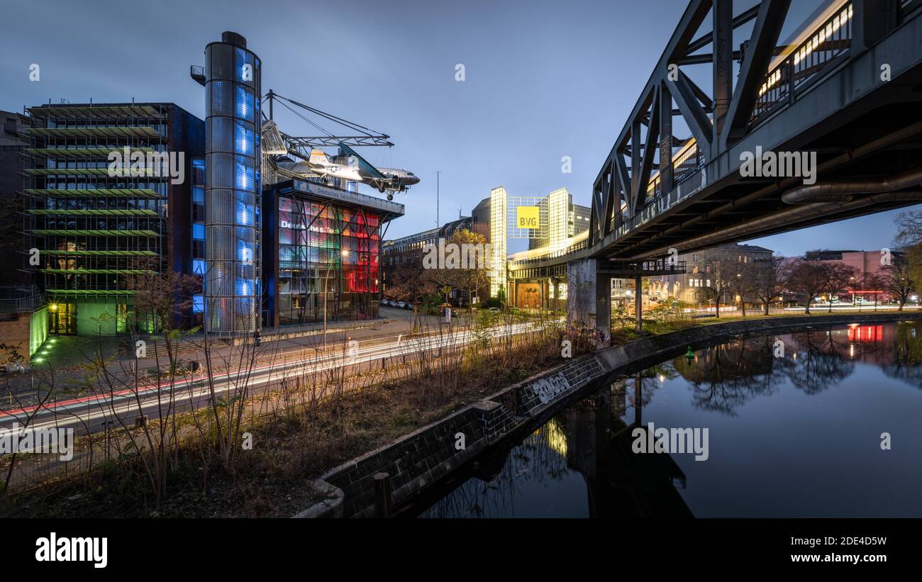 Traffico notturno presso il museo della tecnologia illuminata di Gleisdreieck, Berlino, Germania Foto Stock