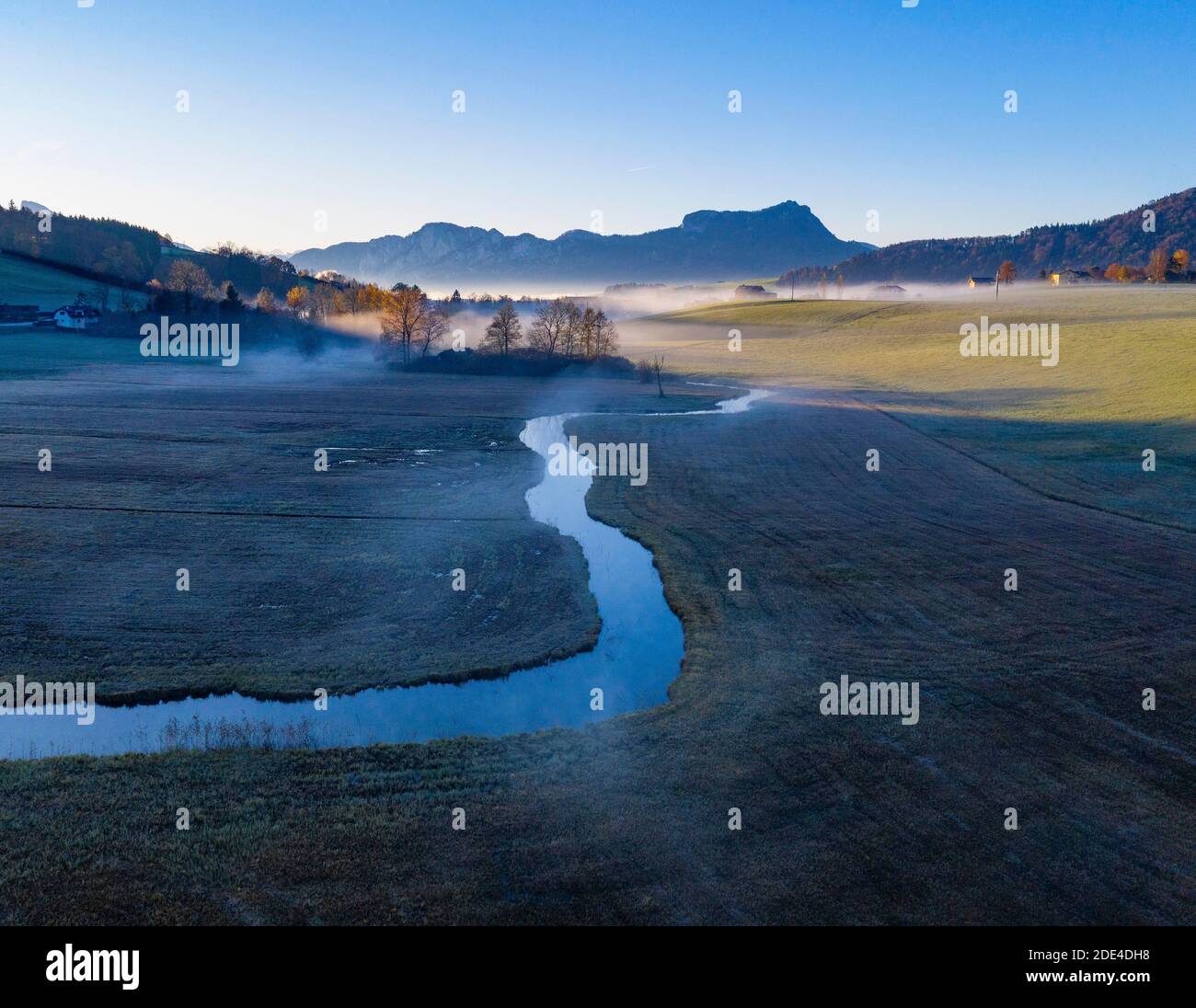 Deflusso della Zellerache dal lago Irrsee con vista sulla Mondseeland, nebbia a terra, dall'alto, prato bagnato, colpo di drone, vista aerea Foto Stock