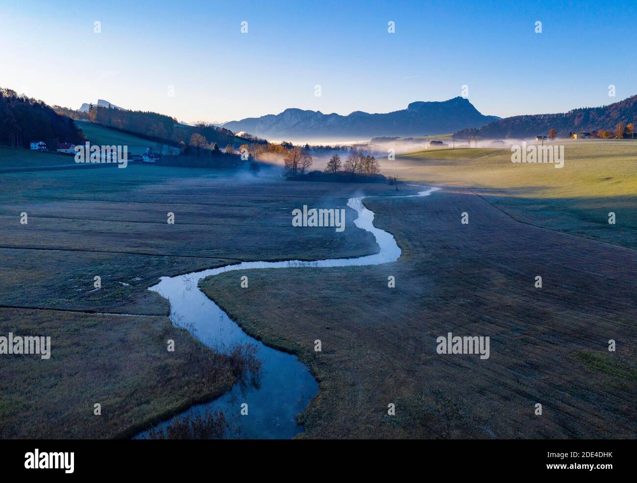 Deflusso della Zellerache dal lago Irrsee con vista sulla Mondseeland, nebbia a terra, dall'alto, prato bagnato, colpo di drone, vista aerea Foto Stock
