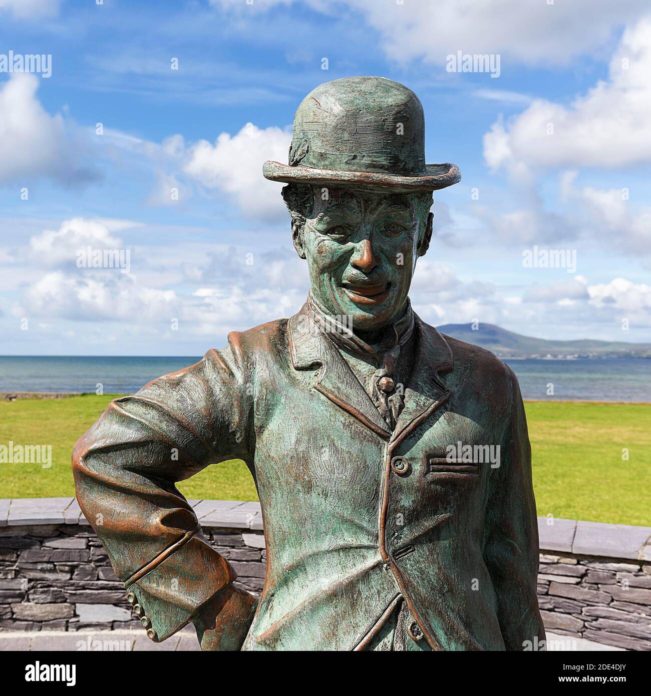 Statua in bronzo di Charlie Chaplin, scultore Alan Ryan Hall, Waterville, Ring of Kerry, Wild Atlantic Way, Irlanda Foto Stock