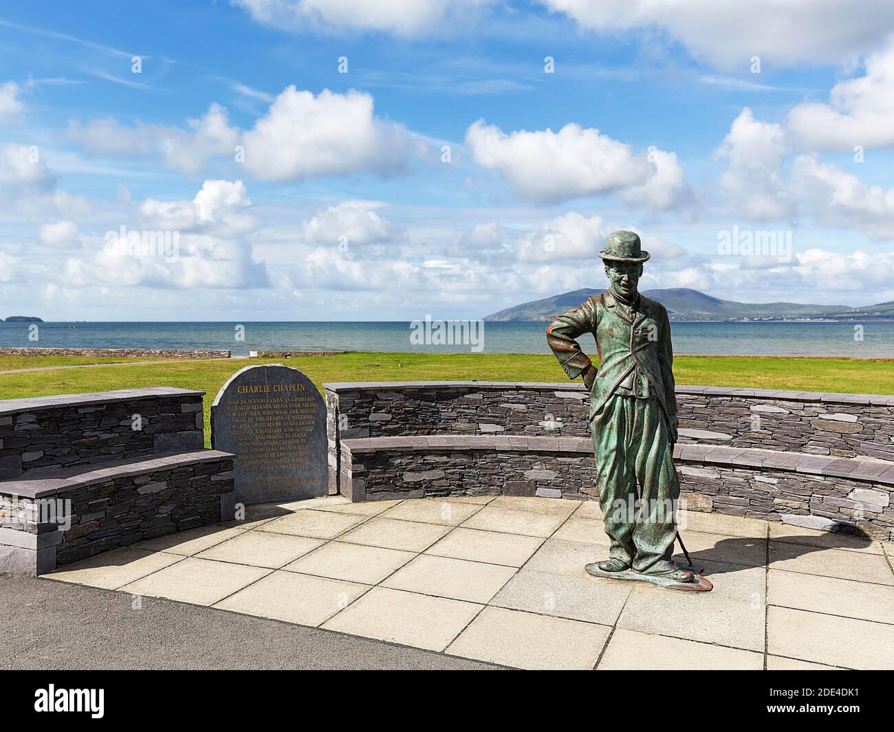 Monumento a Charlie Chaplin con statua in bronzo e targa, Sculptor Alan Ryan Hall, Waterville, Ring of Kerry, Wild Atlantic Way, Irlanda Foto Stock