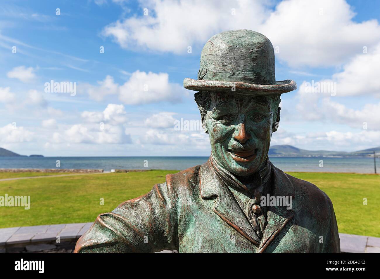Statua in bronzo di Charlie Chaplin, scultore Alan Ryan Hall, Waterville, Ring of Kerry, Wild Atlantic Way, Irlanda Foto Stock