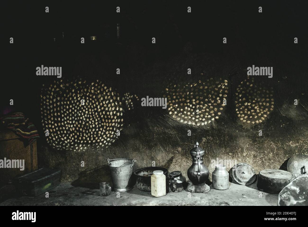 Pitture murali tradizionali, posate di peltro, ciotole di stagno e altri utensili da cucina nella casa di un pastore del gruppo etnico di Wakhi Foto Stock