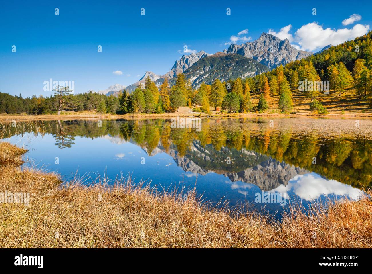 Lai Nair con Piz Lischana, 3105m e Piz San Jon Dadora, 3048m, Graubuenden, Svizzera Foto Stock