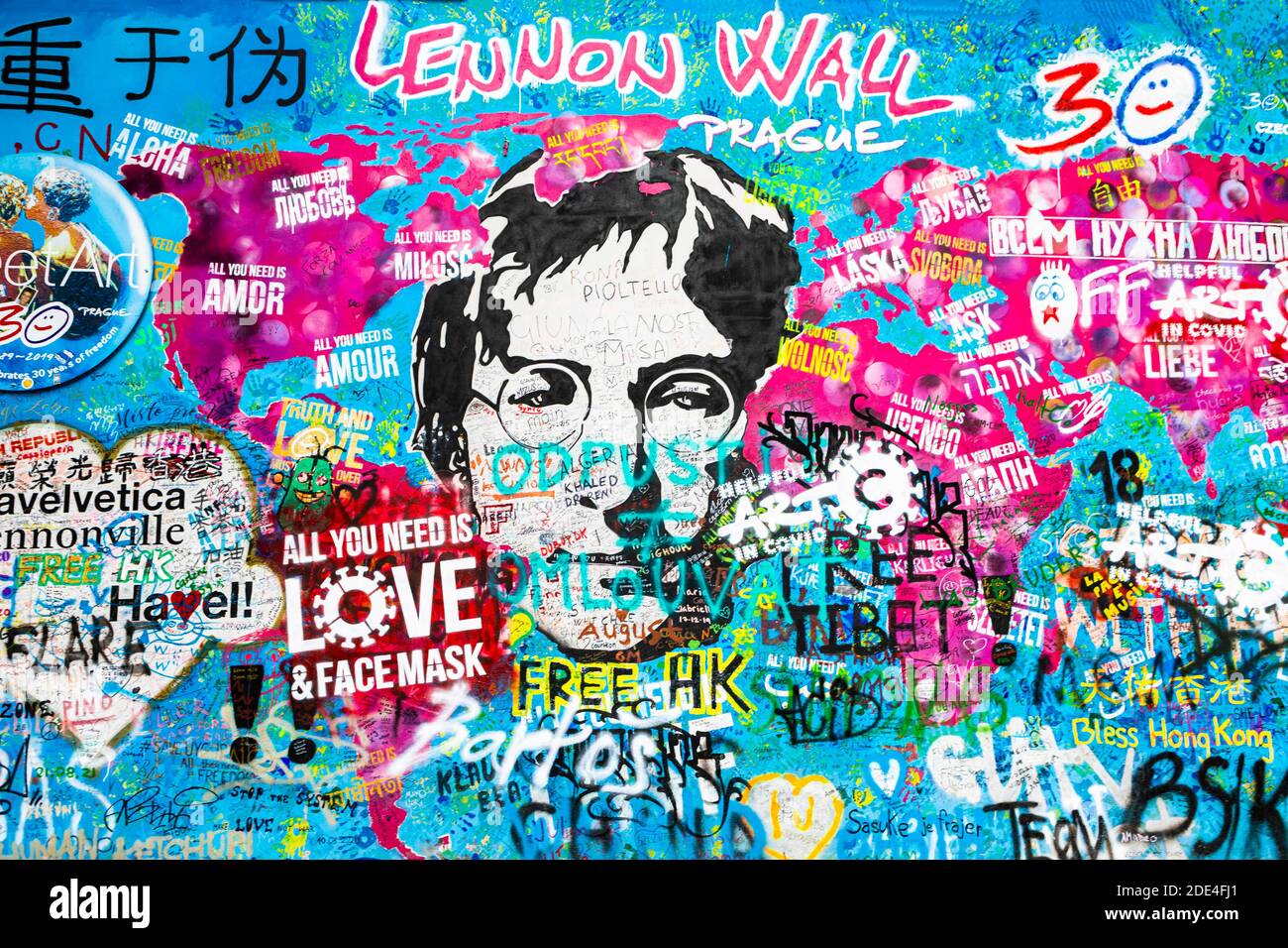 Graffiti sul Muro John Lennon durante la Corona Pandemic, sobborgo di Hradcany, Praga, Repubblica Ceca Foto Stock
