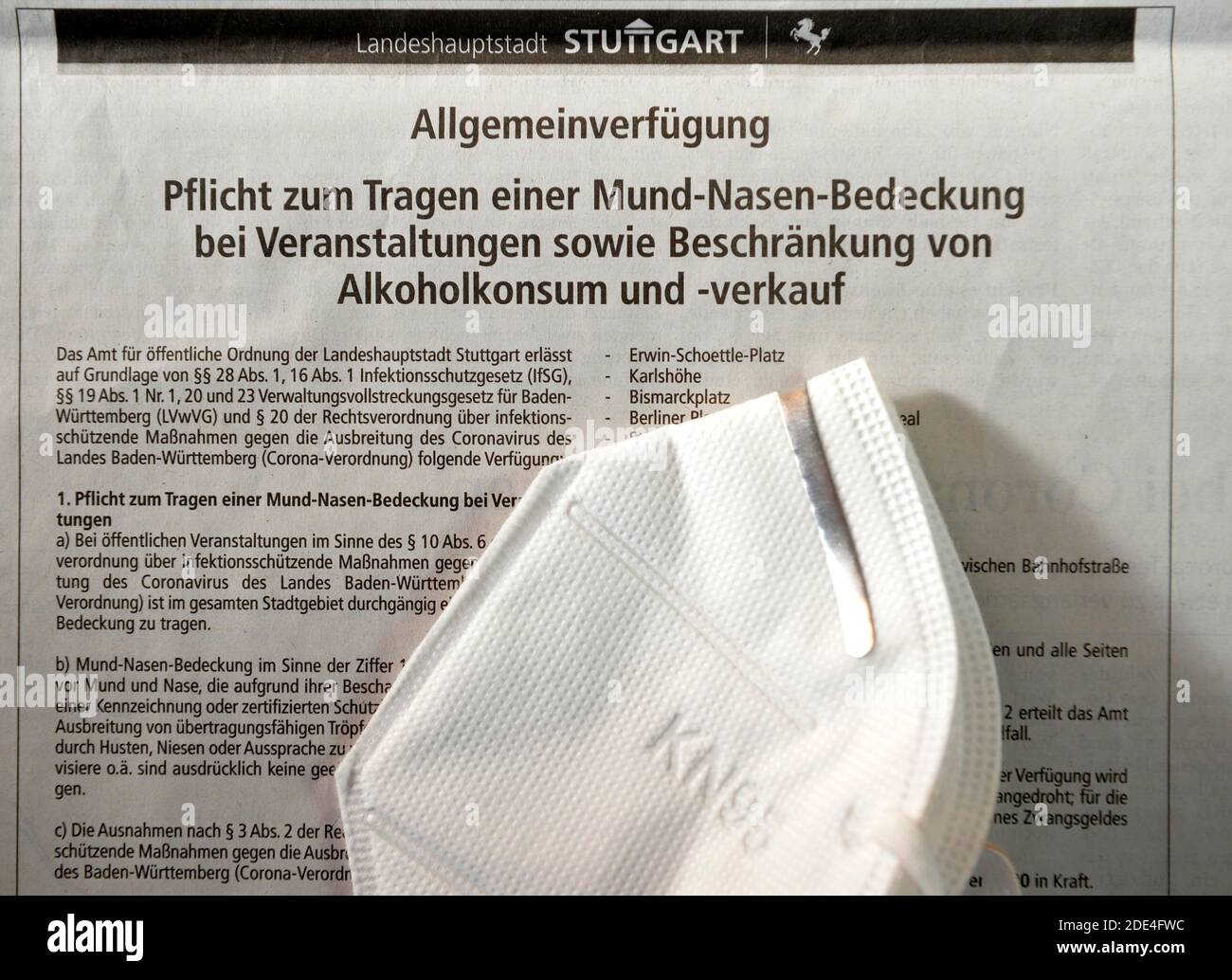 Immagine simbolica Infektionsschutzgesetz, FFP2 maschera di protezione della bocca si basa su un decreto generale sull'obbligo di indossare anche una copertura del naso Foto Stock