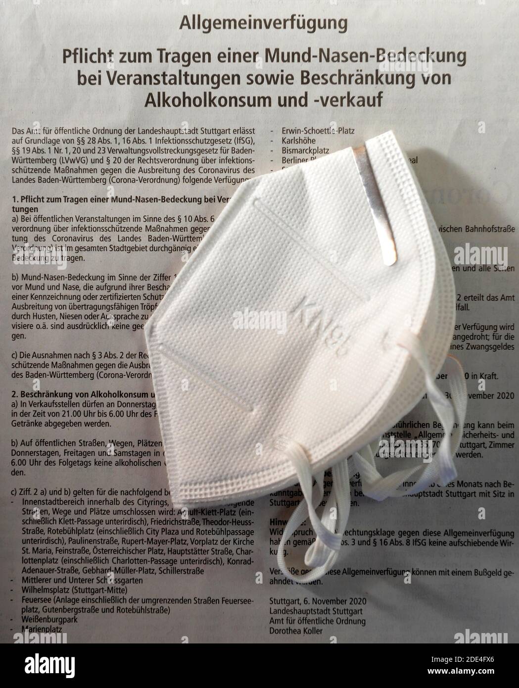 Immagine simbolica Infektionsschutzgesetz, FFP2 maschera di protezione della bocca si basa su un decreto generale sull'obbligo di indossare anche una copertura del naso Foto Stock