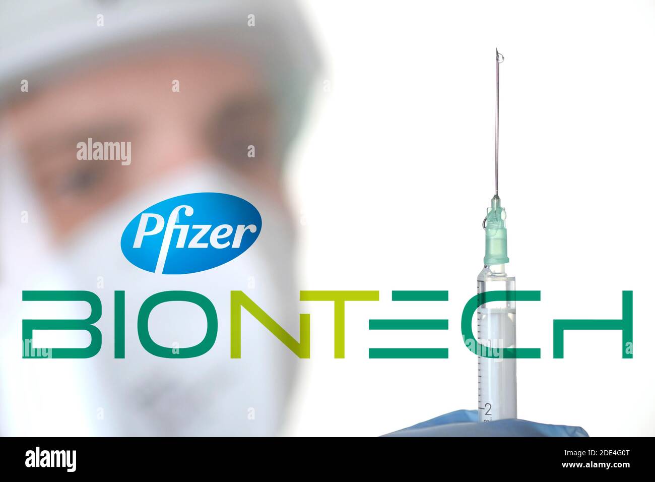 Immagine simbolo vaccino corona da BIONTECH, PFIZER, uomo con siringa, crisi corona, Baden-Wuerttemberg, Germania Foto Stock