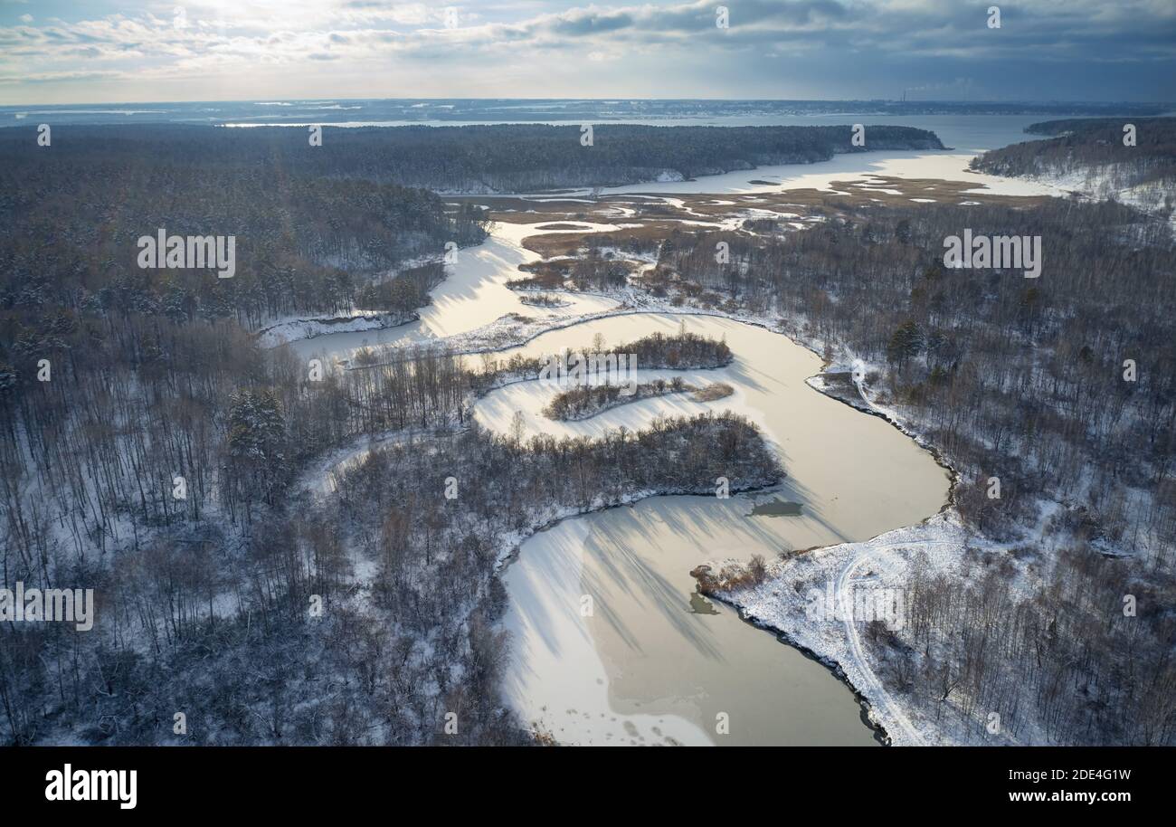 Foto aerea del fiume Koen sotto ghiaccio e neve. Bellissimo paesaggio invernale. Novosibirsk, Siberia, Russia Foto Stock