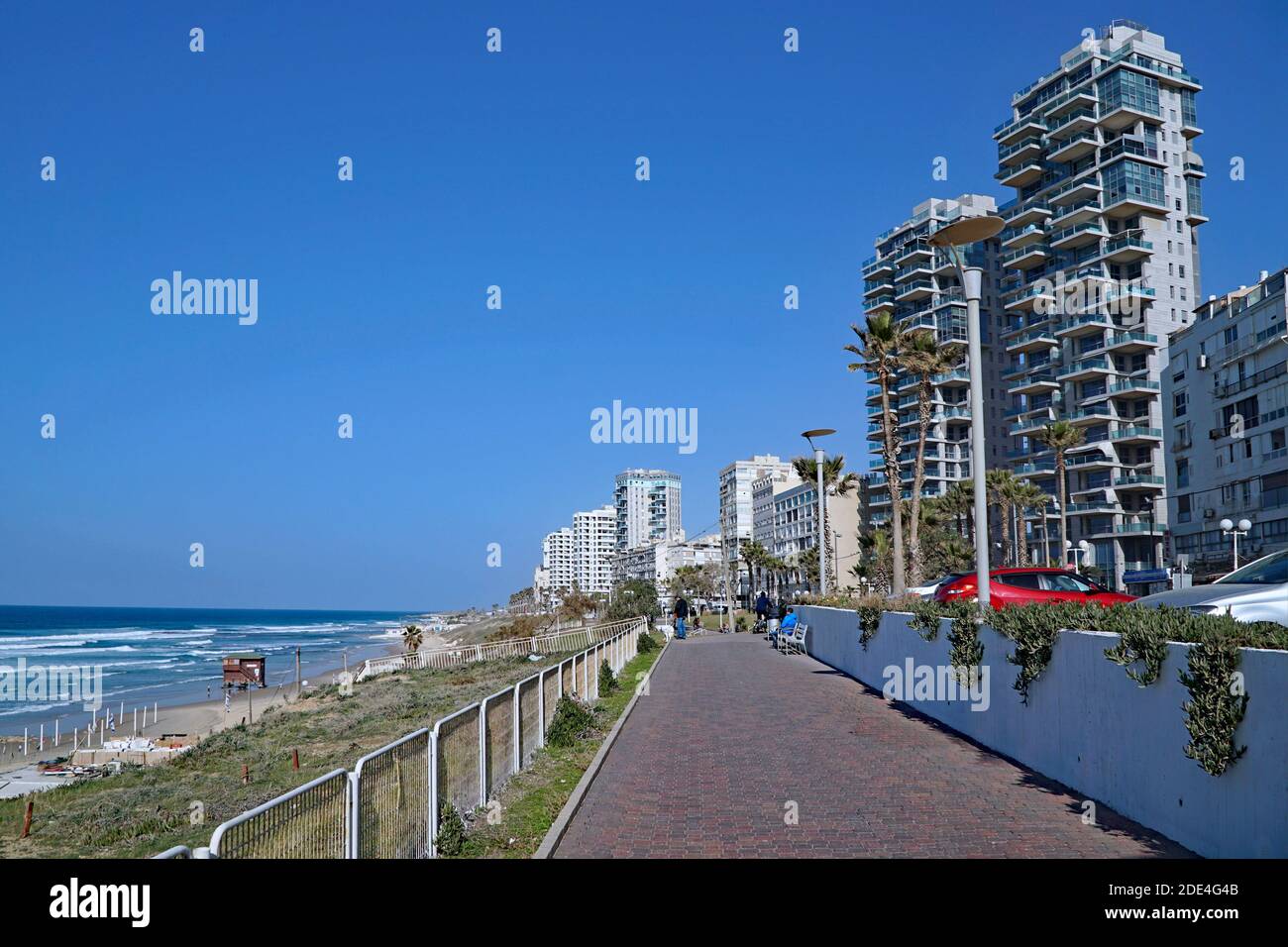Lungomare di Tel Aviv lungo la costa mediterranea Foto Stock