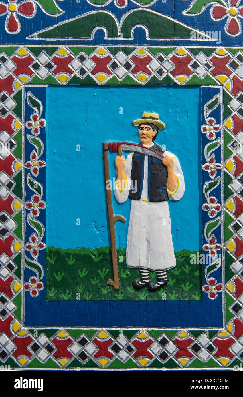 Ritratto di un contadino su una croce grave nel Cimitero di Merry (Cimitrul Vesel), Sapanta, Romania Foto Stock