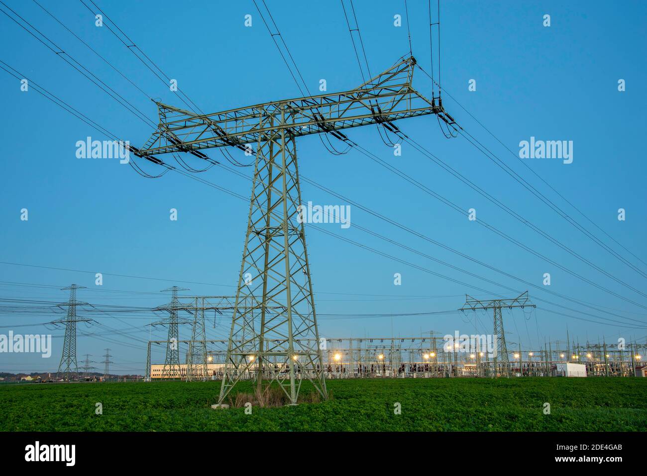 Power pole, dietro di essa la sottostazione Wolmirstedt, Sassonia-Anhalt, Germania Foto Stock