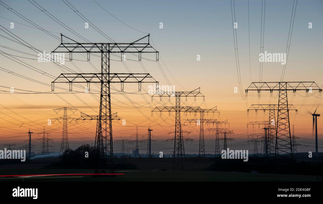 Montanti di corrente pesante, linee elettriche alla sottostazione di Wolmirstedt, Sassonia-Anhalt, Germania Foto Stock