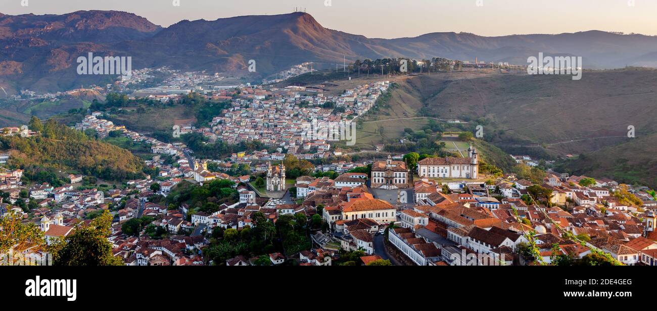 Elenco delle benne di traslazione . Ouro Preto , Brasile. Vista panoramica della città storica durante la luce del tramonto. Foto Stock