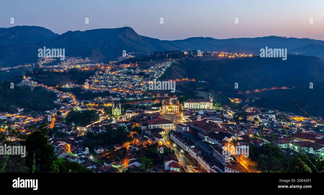 Elenco delle benne di traslazione . Ouro Preto , Brasile. Vista panoramica della città storica durante la luce del tramonto. Foto Stock