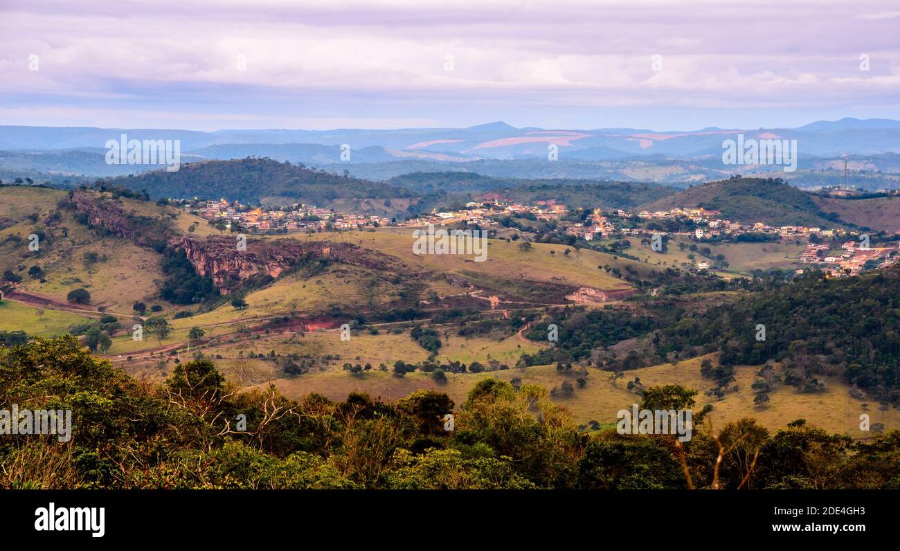 Brasile lato paese .Minas Gerais . Vista panoramica della piccola città. Foto Stock