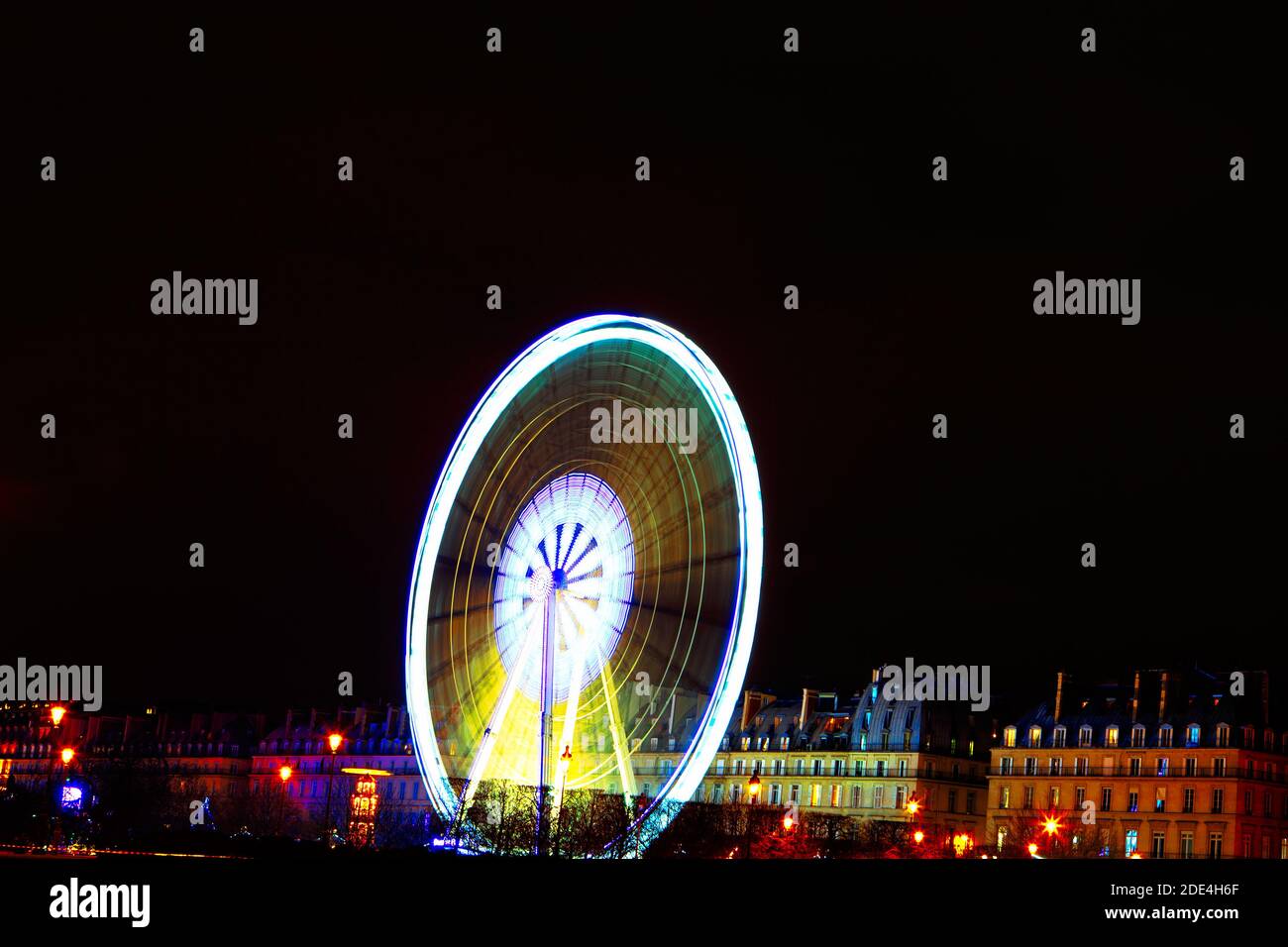 Ruota panoramica di Natale a Parigi illuminata di notte Foto Stock