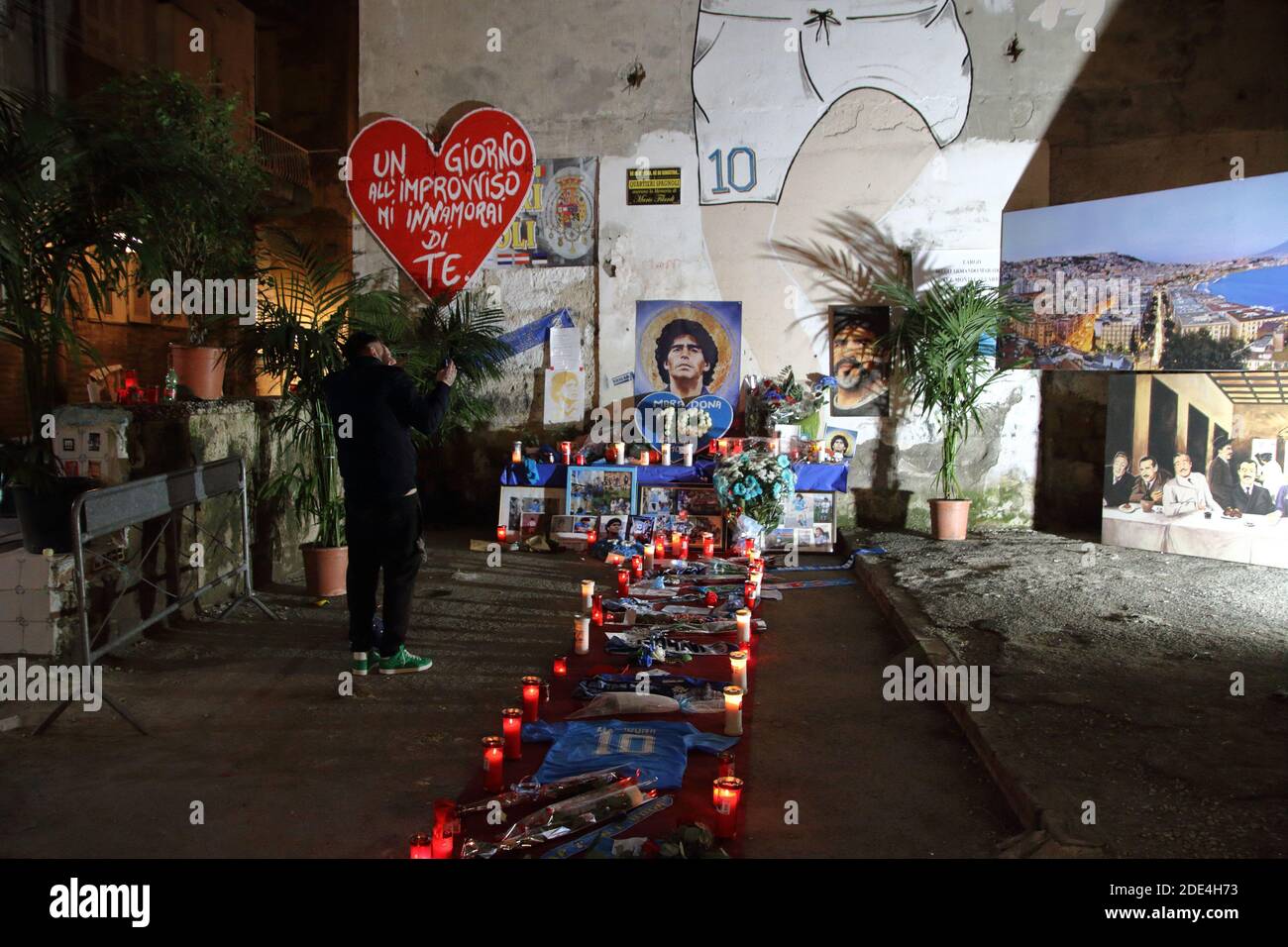 Napoli, Italia. 27 Nov 2020. Tre giorni dopo la morte di Maradona, avvenuta il 25 novembre in Argentina, in ogni angolo della città si vive ancora il lutto per la perdita di un amato che ha onorato la città e la squadra di calcio in ogni parte del mondo. (Foto di Pasquale Senatore/Pacific Press) Credit: Pacific Press Media Production Corp./Alamy Live News Foto Stock