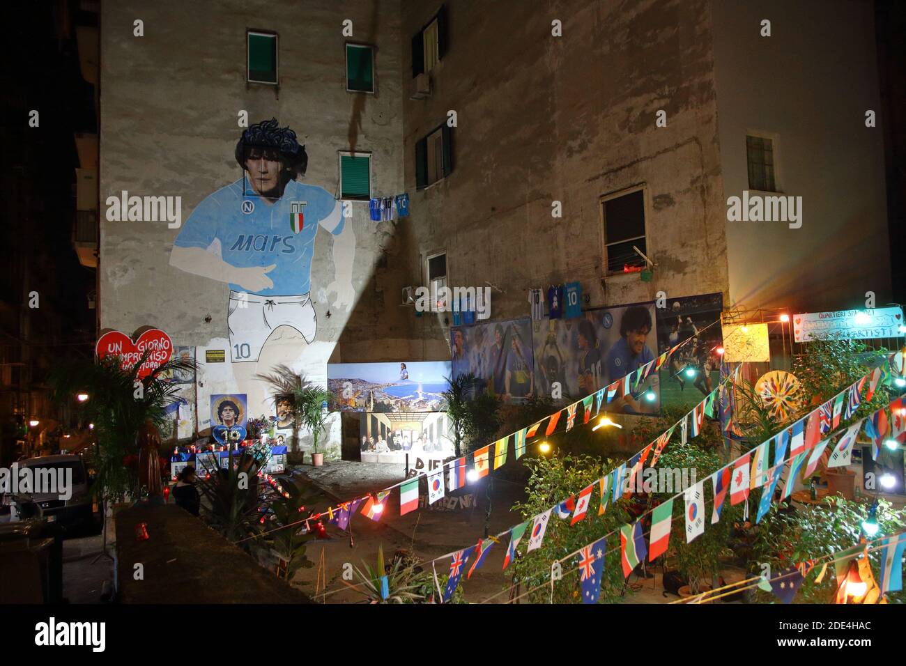 Napoli, Italia. 27 Nov 2020. Tre giorni dopo la morte di Maradona, avvenuta il 25 novembre in Argentina, in ogni angolo della città si vive ancora il lutto per la perdita di un amato che ha onorato la città e la squadra di calcio in ogni parte del mondo. (Foto di Pasquale Senatore/Pacific Press) Credit: Pacific Press Media Production Corp./Alamy Live News Foto Stock