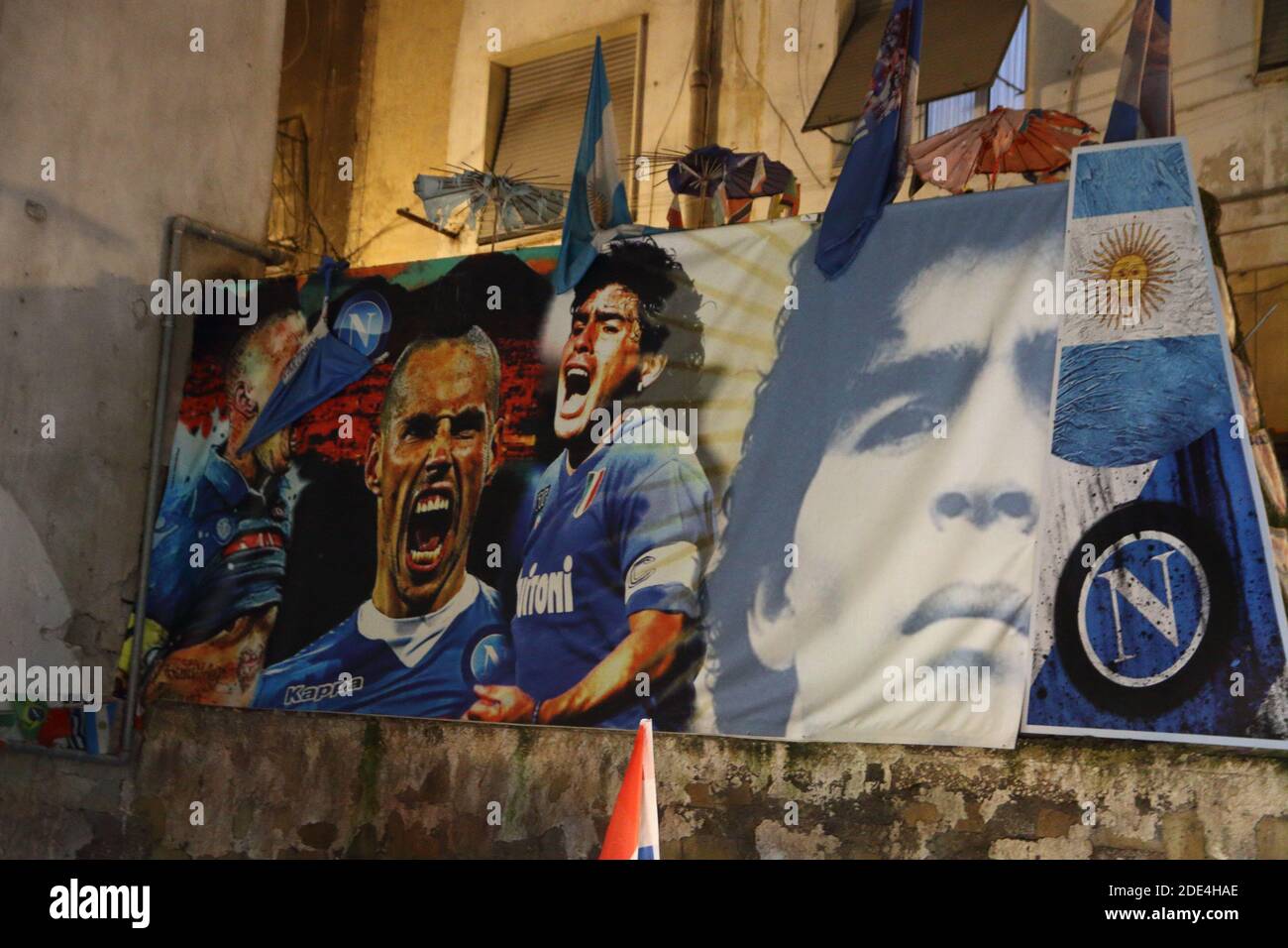 Napoli, Italia. 27 Nov 2020. Tre giorni dopo la morte di Maradona, avvenuta il 25 novembre in Argentina, in ogni angolo della città si vive ancora il lutto per la perdita di un amato che ha onorato la città e la squadra di calcio in ogni parte del mondo. (Foto di Pasquale Senatore/Pacific Press) Credit: Pacific Press Media Production Corp./Alamy Live News Foto Stock