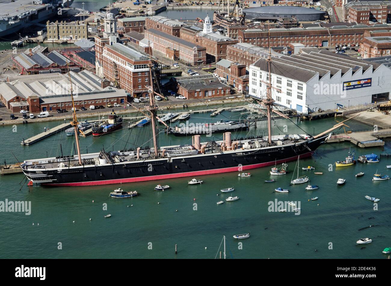 Vista da una posizione elevata che guarda verso il basso su HMS Warrior, la prima nave da guerra in ferro nella Royal Navy, in esposizione nel porto storico di Portsmouth Foto Stock