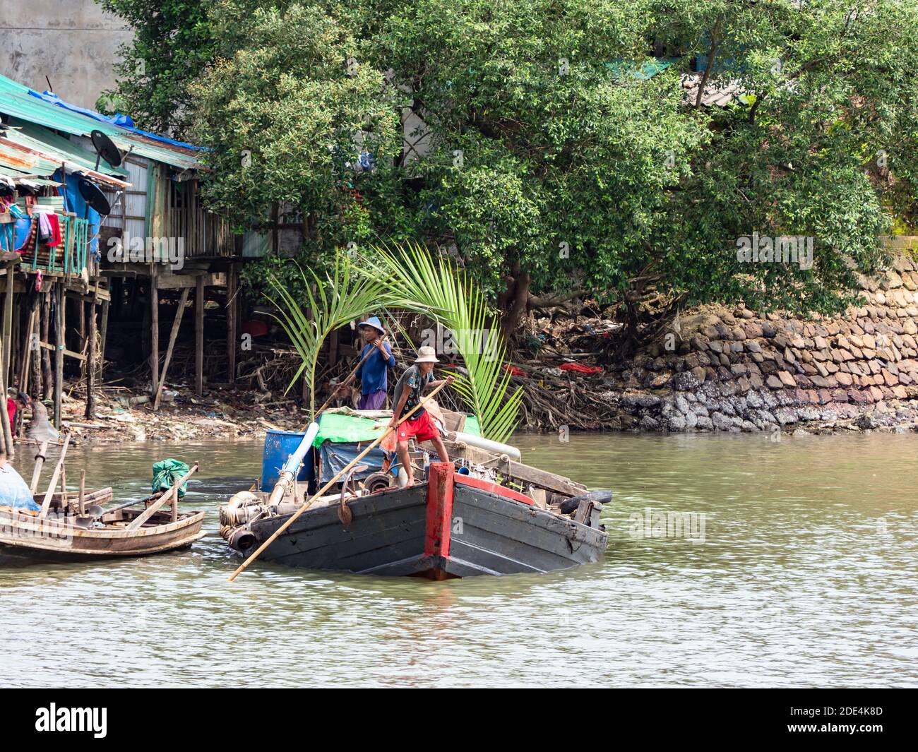 Chiatta pesantemente caricata su un canale collegato al fiume Tanintharyi in Myeik, Myanmar meridionale. Foto Stock