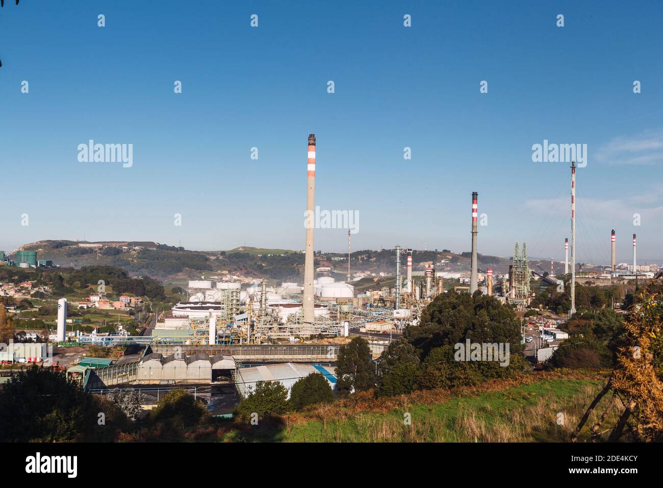 Coruña-Spagna. Vista generale della raffineria repsol A Coruña con case nelle vicinanze il 27 novembre 2020 Foto Stock