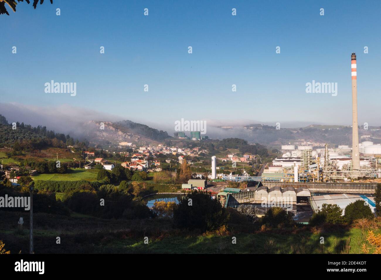 nebbia che scende dalla montagna e che copre le case Foto Stock