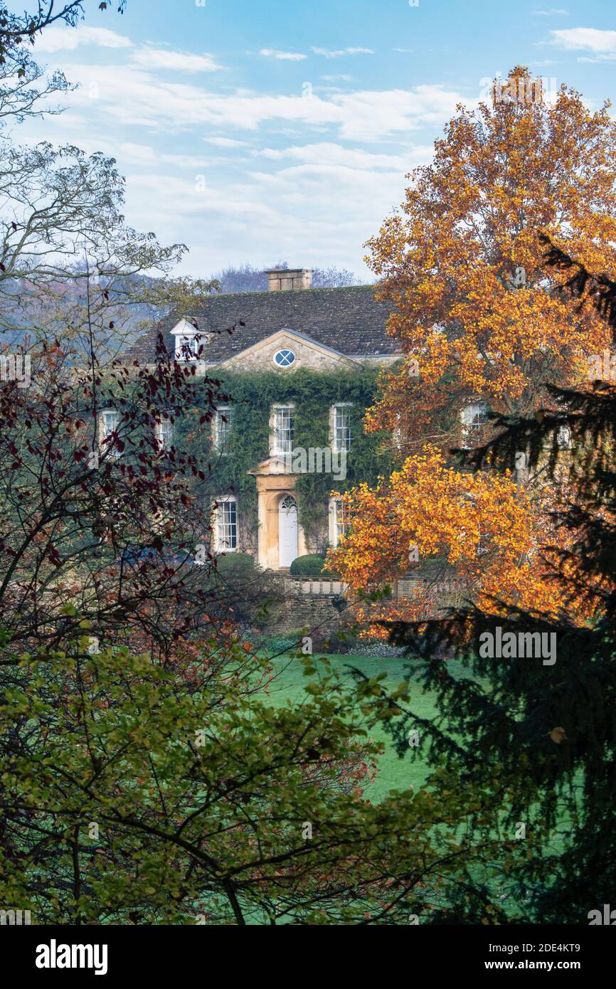 Cornwell Manor e giardino in autunno. Cornwell, Chipping Norton, Oxfordshire, Cotswolds, Inghilterra. Vista dalla strada. Foto Stock