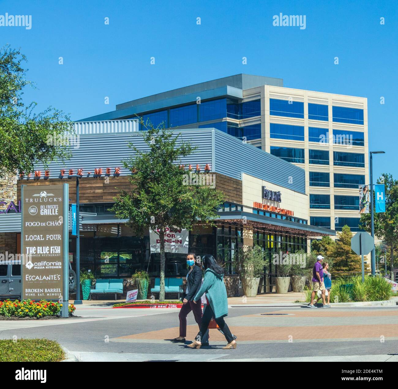 Restaurant Row at Hughes Landing sviluppo misto-uso a The Woodlands, Texas. Acquirenti e clienti che indossano maschere per la protezione Covid-19. Foto Stock