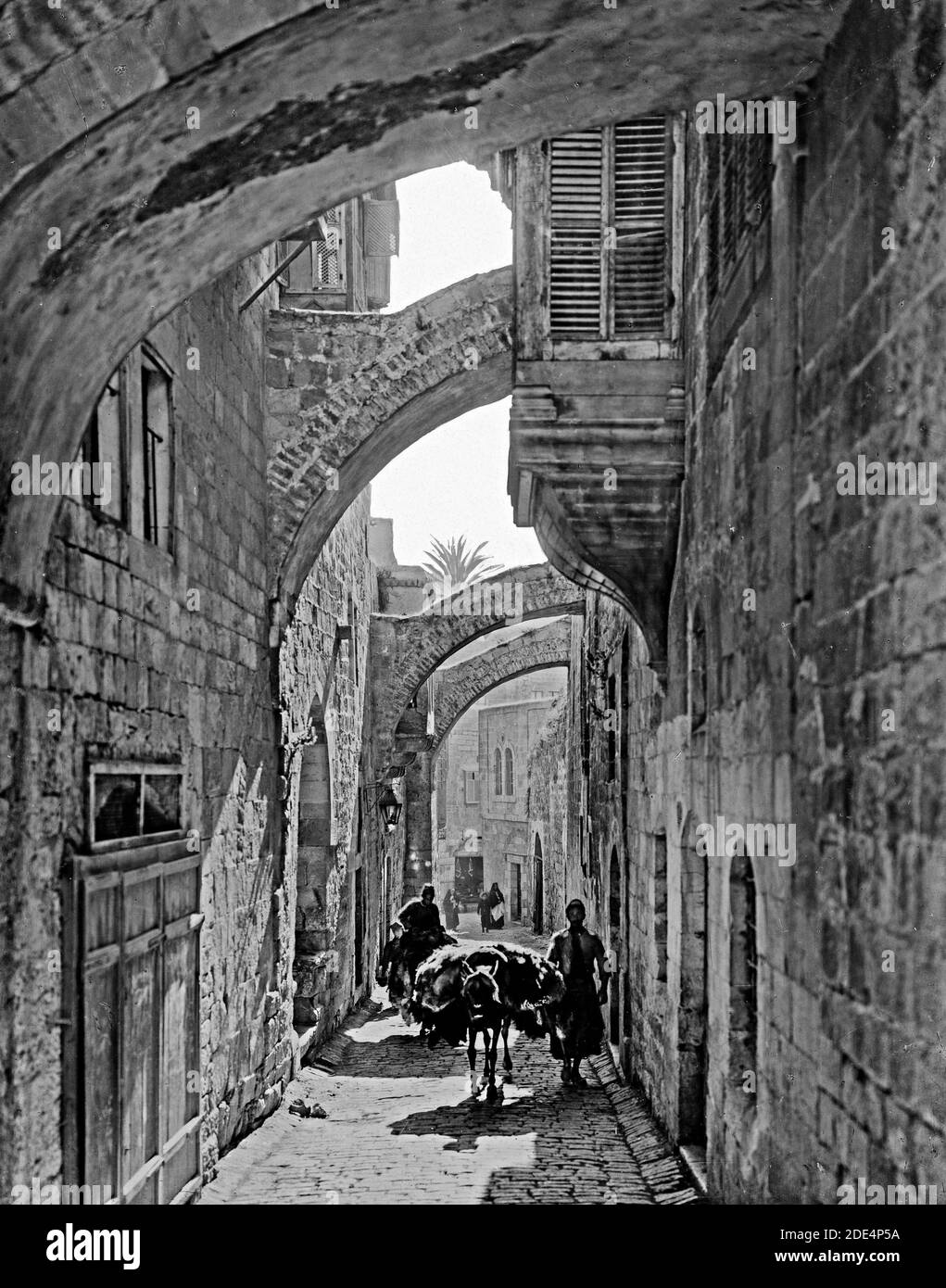 quinta stazione - 7 Station cross via dolorosa jerusalem Foto e Immagini Stock in Bianco e Nero - Alamy
