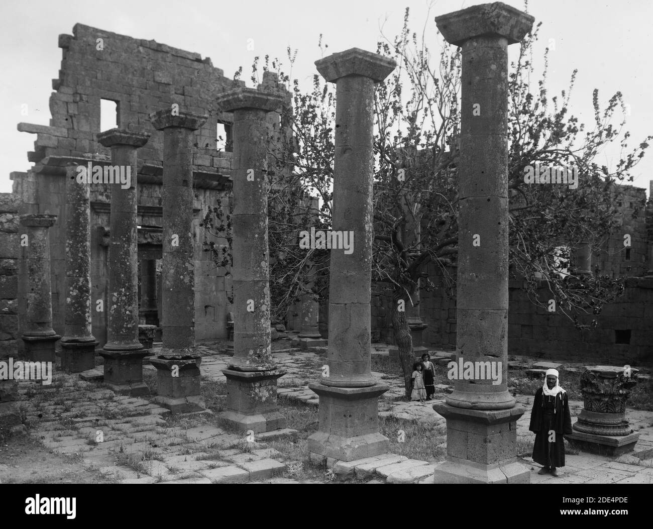 Jebel el-Druze e Hauran. Kanawat. Colonnato della basilica romana ca. 1938 Foto Stock