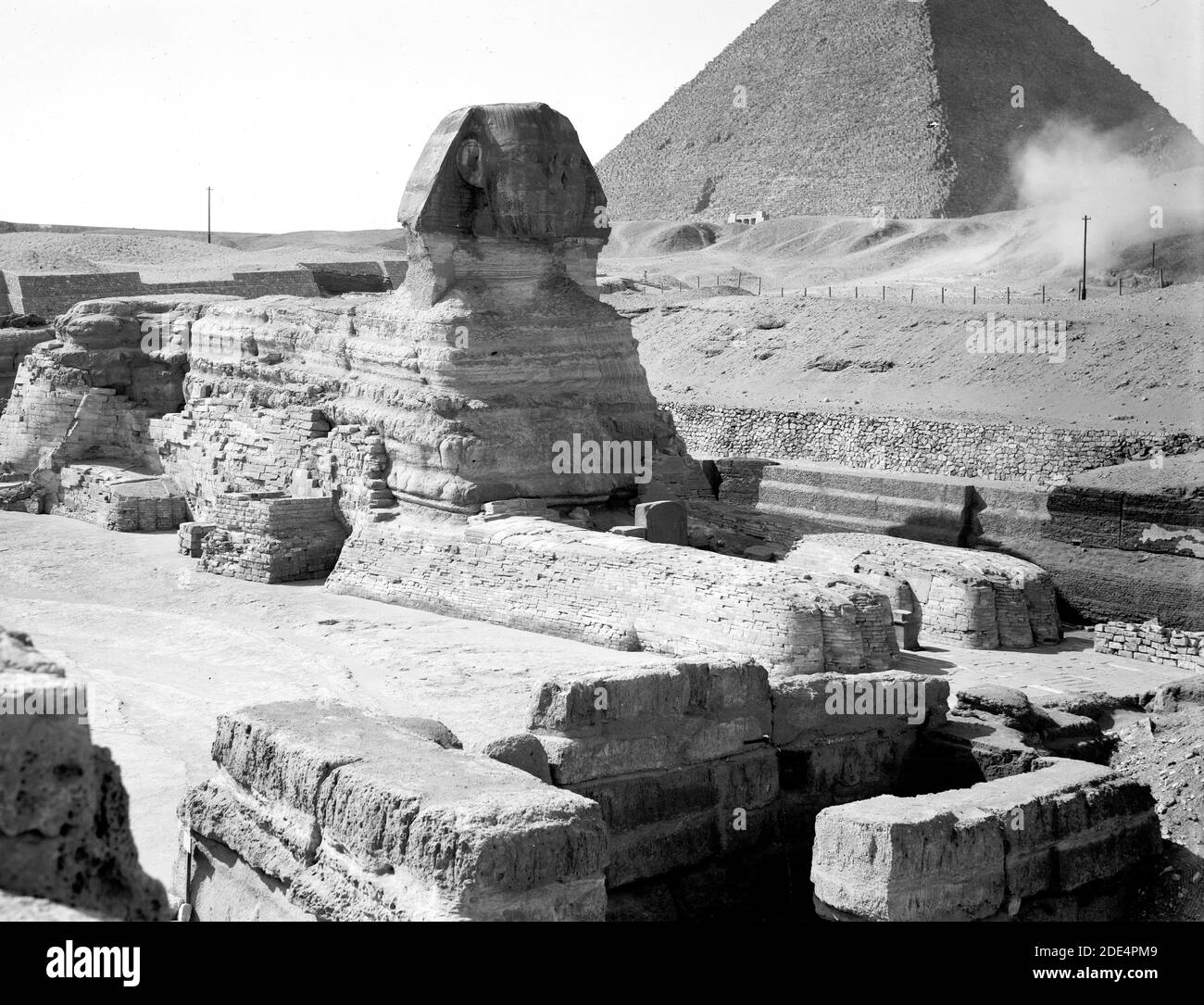 Didascalia originale: Egitto. Sfinge e piramidi. La Sfinge (3/4 faccia) & le tre piramidi - posizione: Egitto--Jizah ca. 1934-1939 Foto Stock