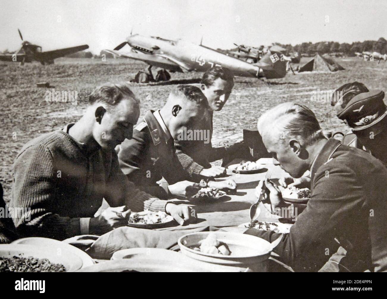 Seconda guerra mondiale - invasione tedesca della Polonia, settembre 1939. Tradotto in tedesco letture, gli aviatori tedeschi hanno un pranzo all'aperto a est, settembre 1939 Foto Stock