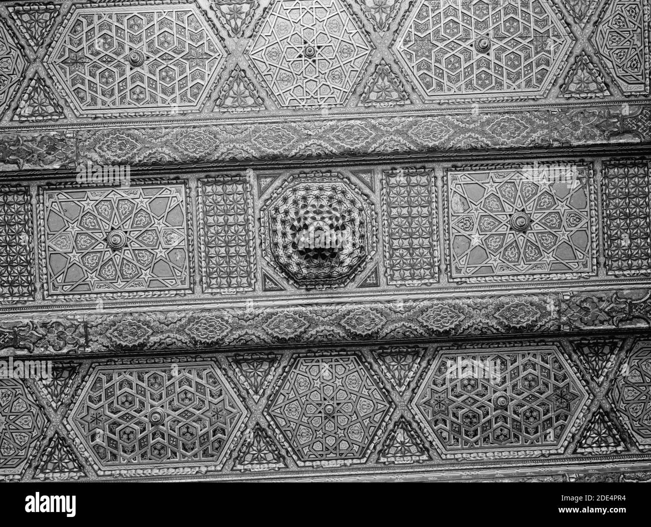 Didascalia originale: Siria. Damasco. Antico soffitto arabesco di una casa di Damasco. - Ubicazione: Siria--Damasco ca. 1898-1946 Foto Stock