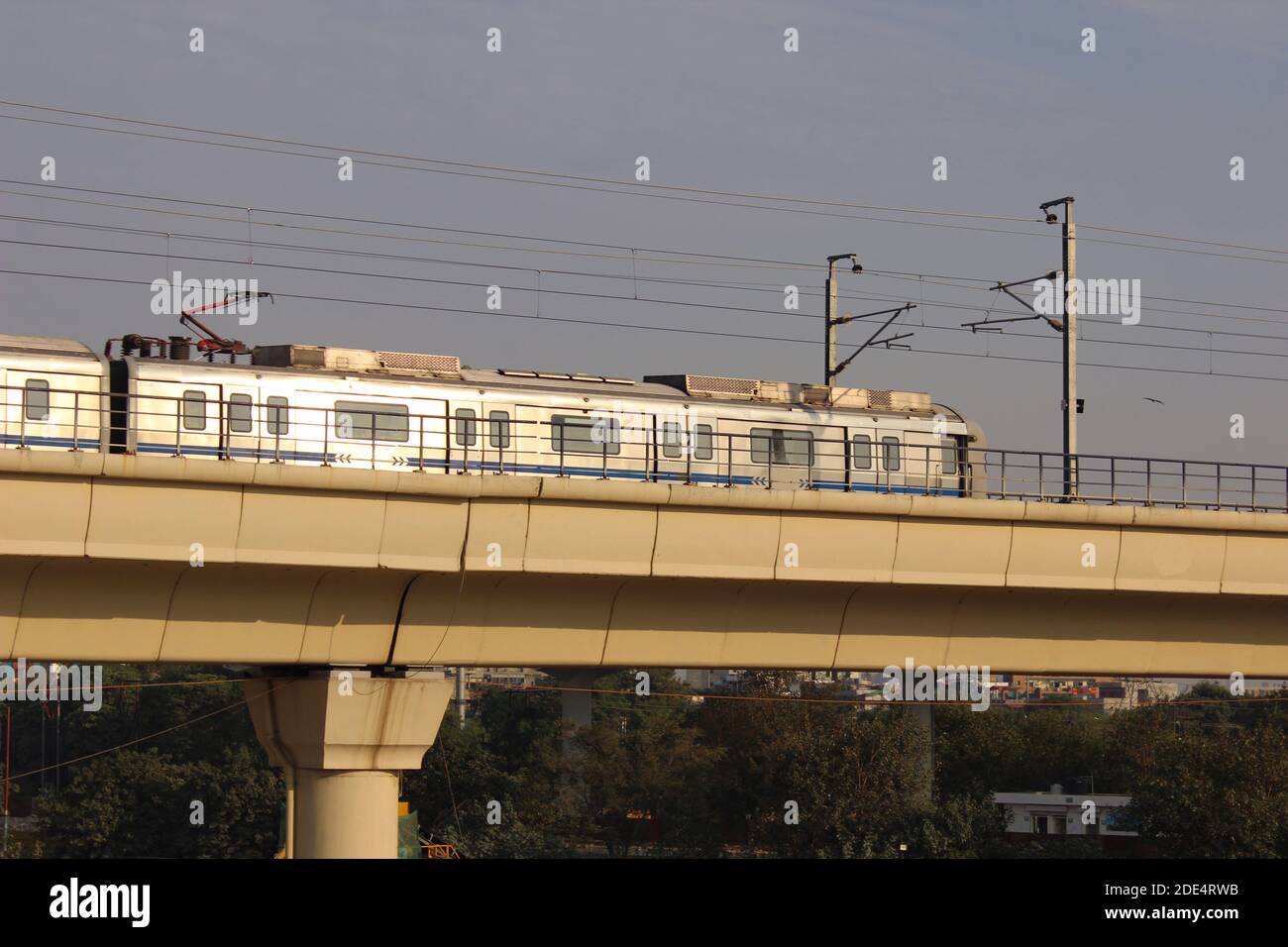Una foto del treno metropolitano indiano con fuoco selettivo Foto Stock