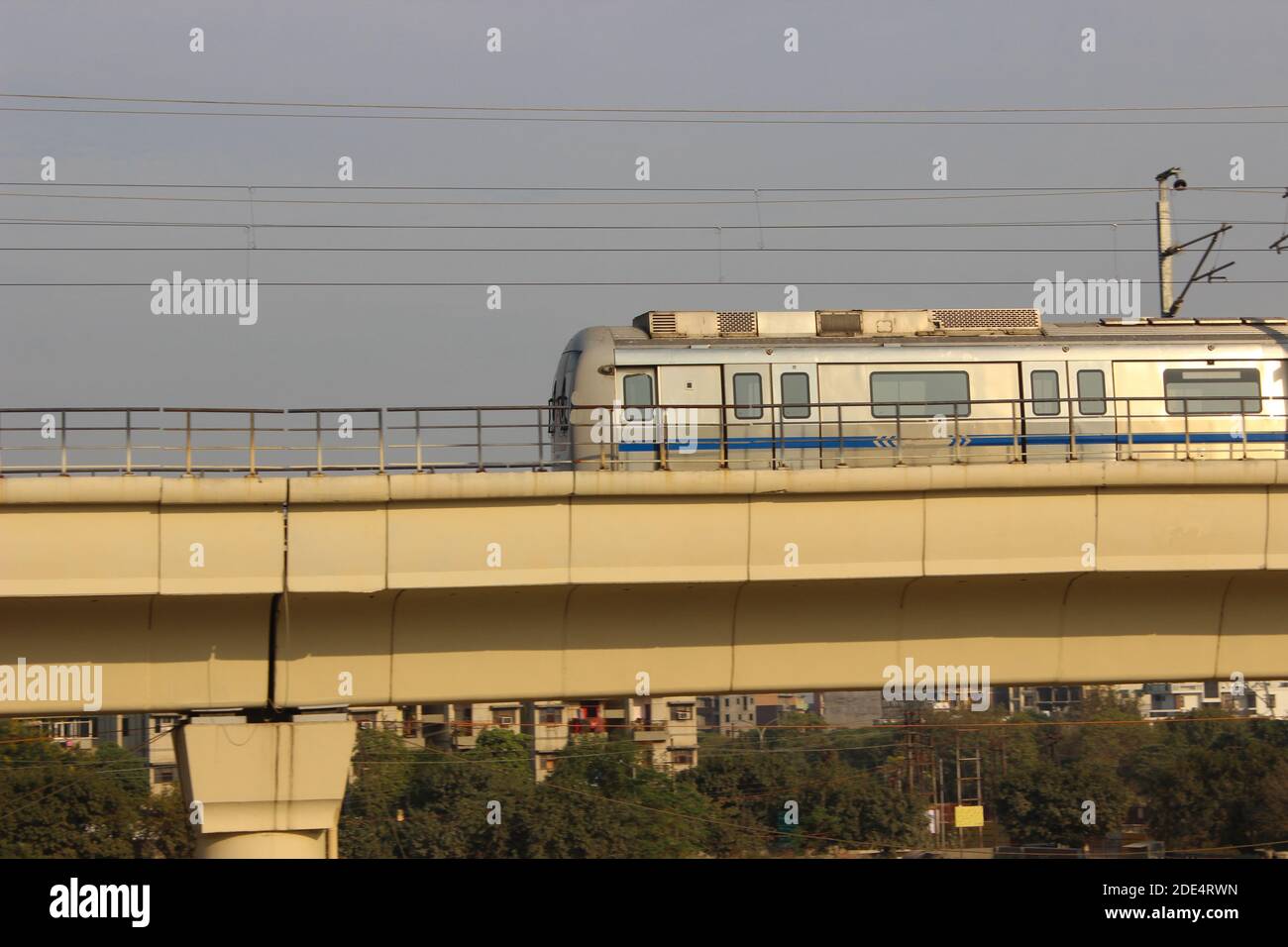 Una foto del treno metropolitano indiano con fuoco selettivo Foto Stock