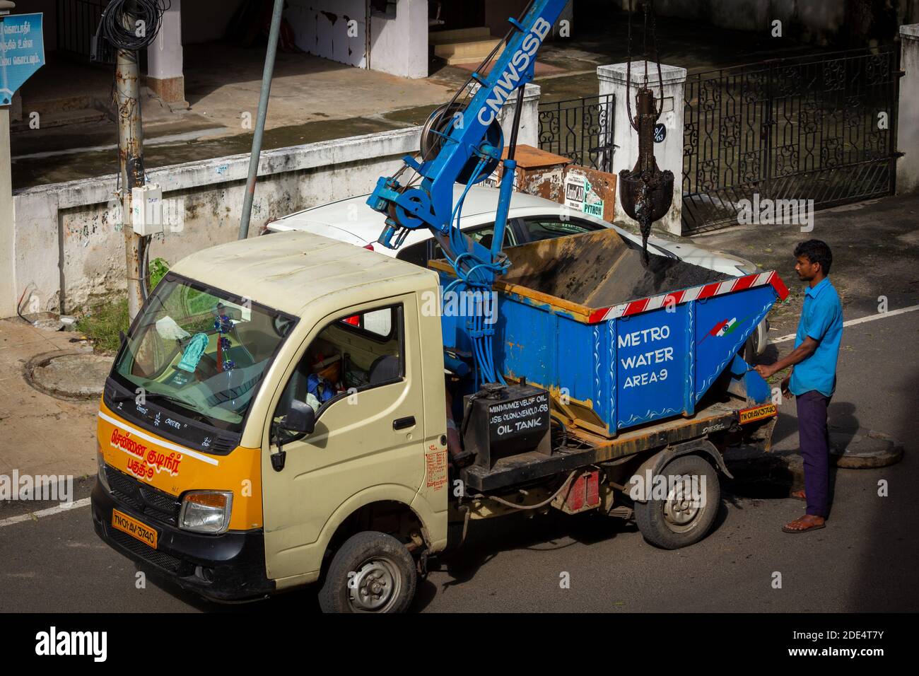 Chennai, Tamil Nadu, India - Nov 28 2020: Chennai City Metro fornitura di acqua e fognario lavoratori di bordo pulizia del drenaggio sotterraneo. Desilting di s. Foto Stock