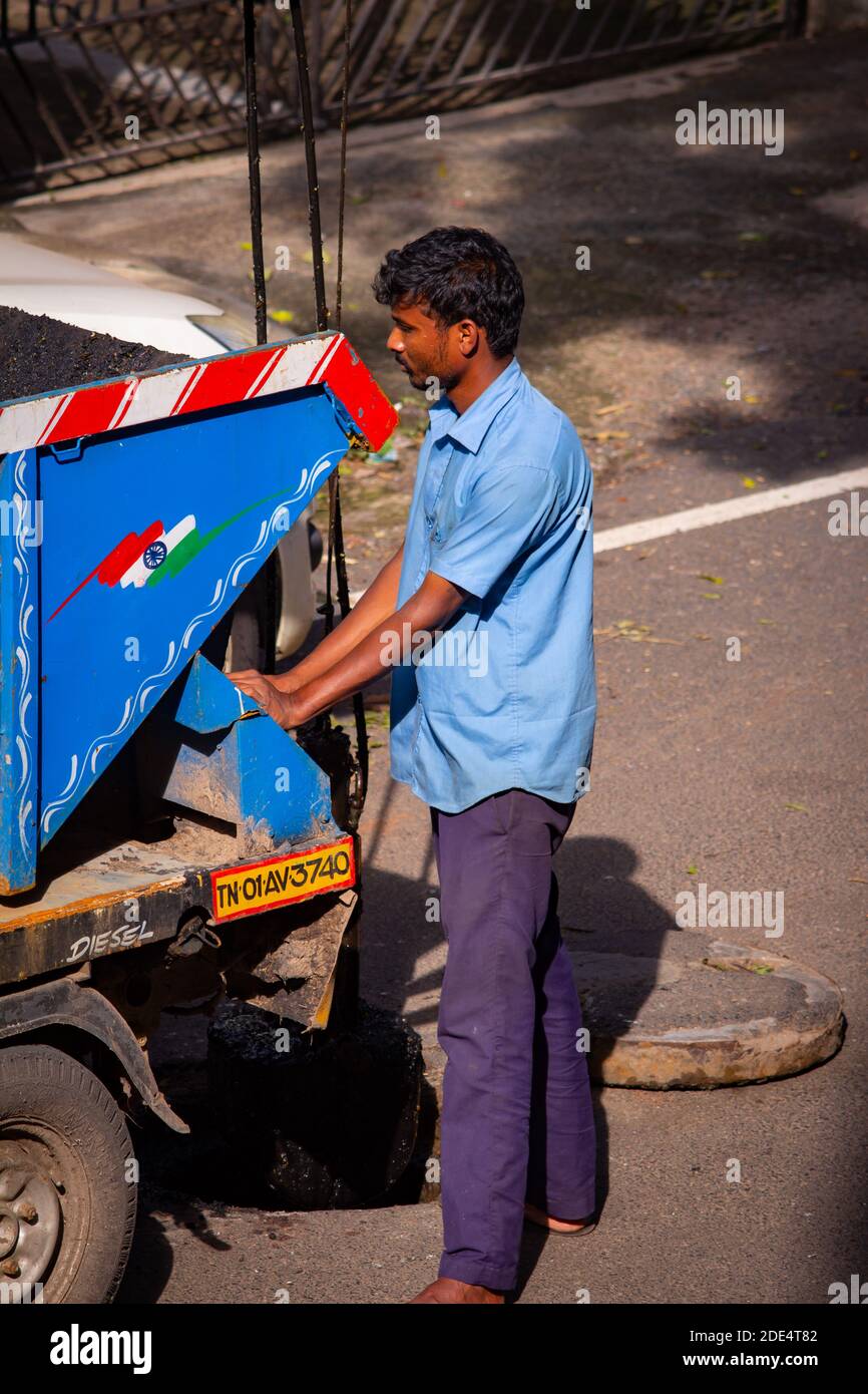 Chennai, Tamil Nadu, India - Nov 28 2020: Chennai City Metro fornitura di acqua e fognario lavoratori di bordo pulizia del drenaggio sotterraneo. Desilting di s. Foto Stock