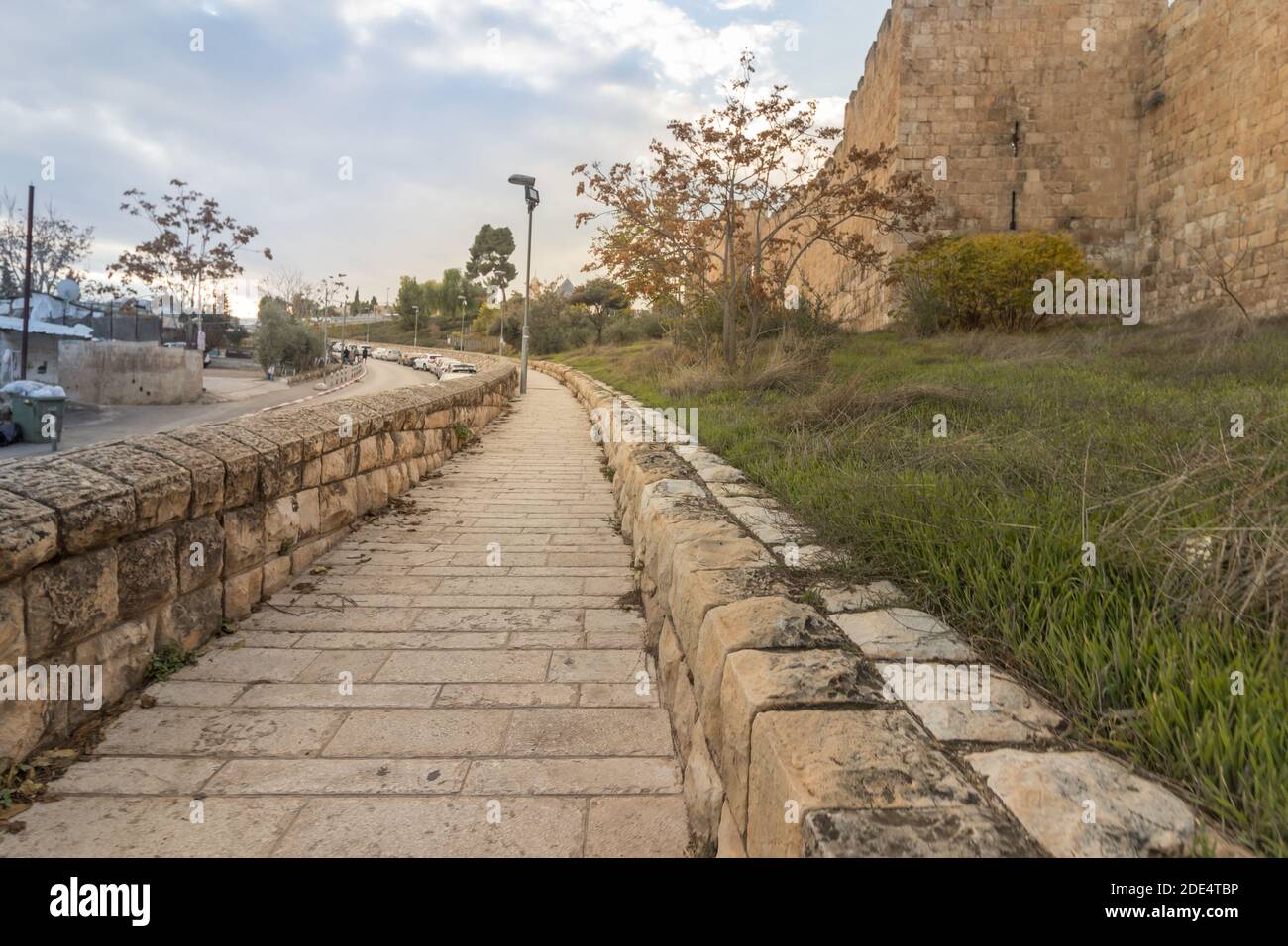 La passeggiata sulla via Maale Hashalom a Gerusalemme vicino al Parete occidentale Foto Stock