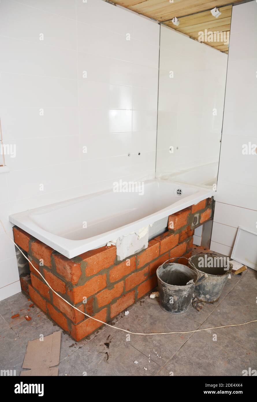 Installazione della vasca in un bagno della casa Foto stock - Alamy