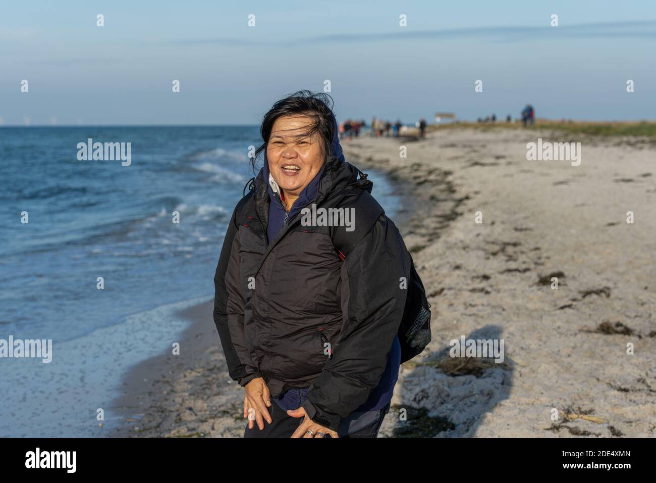 Una donna asiatica di mezza età che camminava in una riserva naturale. Foto di Falterbo nella contea di Scania, Svezia Foto Stock