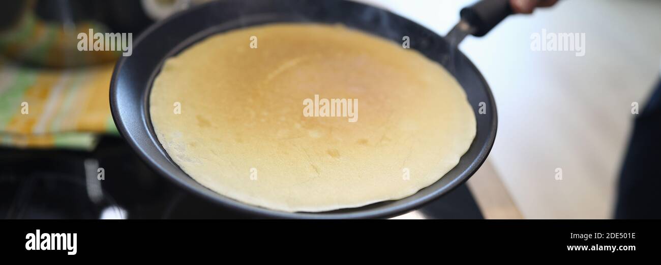 La pentola per le mani con pancake, cucinando a casa Foto stock