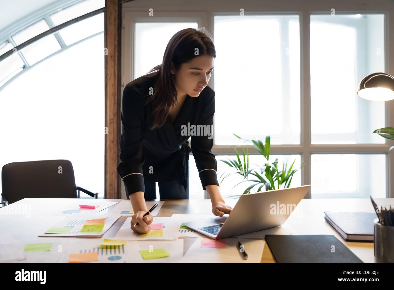 Fiducioso millennial indiano analista di affari femminile che prepara il rapporto statistico Foto Stock